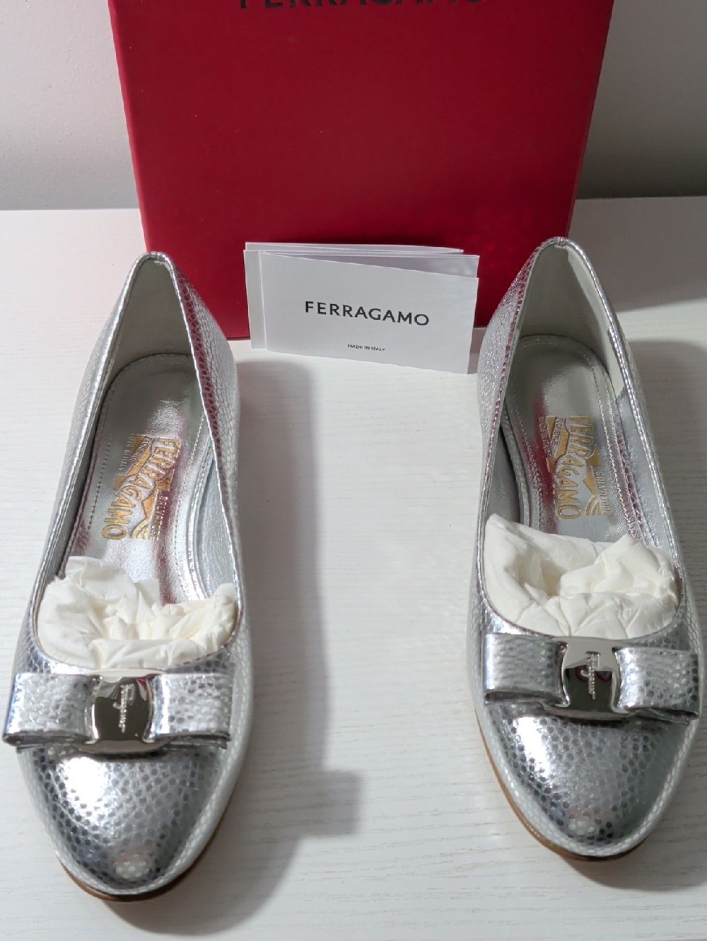 Salvatore Ferragamo NIB Silver Bow Flats 7.5
